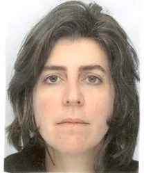 Portrait d'une femme aux cheveux mi-longs et foncés, expression neutre, sur fond clair, photo d'identité ou officielle