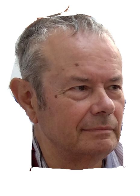 Portrait d’un homme âgé aux cheveux gris courts, regardant vers la droite, sur fond blanc, avec une expression calme et réfléchie