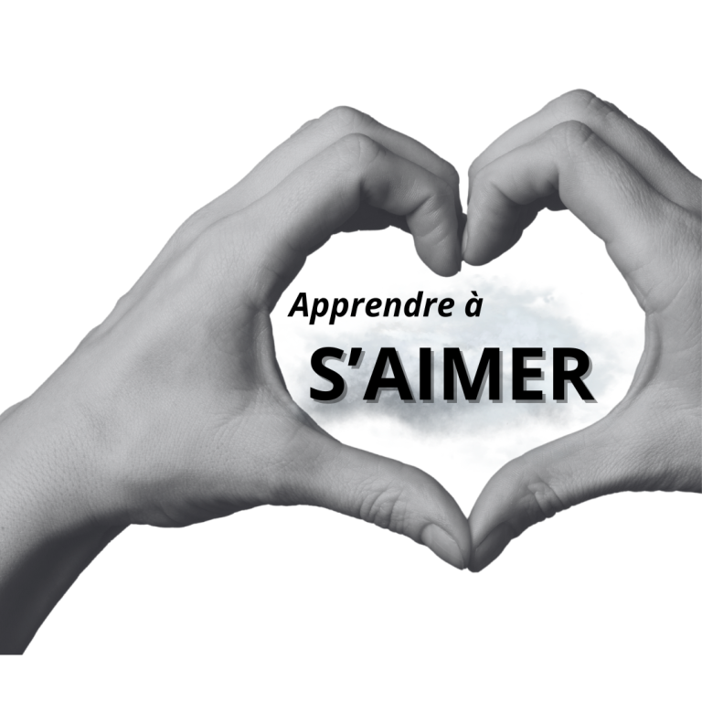 Deux mains formant un cœur autour du texte Apprendre à s’aimer, sur fond de ciel, message de développement personnel et d’amour de soi