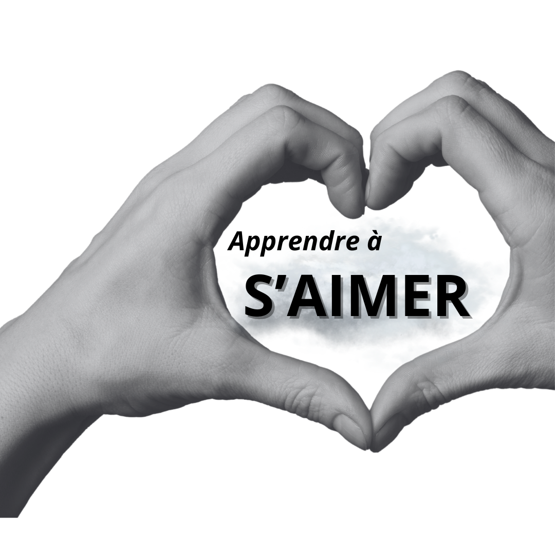 Deux mains formant un cœur autour du texte Apprendre à s’aimer, sur fond de ciel, message de développement personnel et d’amour de soi