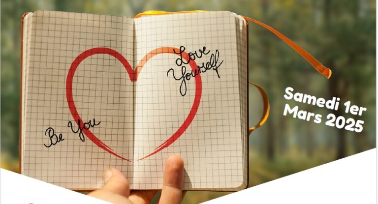 Carnet ouvert avec un cœur dessiné au centre et les mots 'Be You' et 'Love Yourself', avec la date 'Samedi 1er Mars 2025' en blanc sur fond flou de forêt